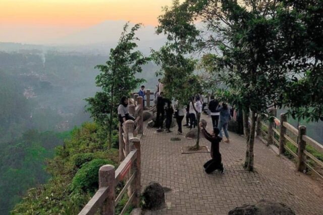 Tebing Keraton, wisata alam di Bandung yang menakjubkan yang satu lagi tempat untuk jelajahi Jawa Barat.