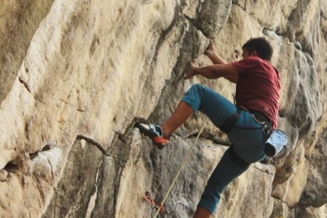 Tempat panjat tebing di Bandung yang akan memacu adrenalin saat jelajahi Jawa Barat.