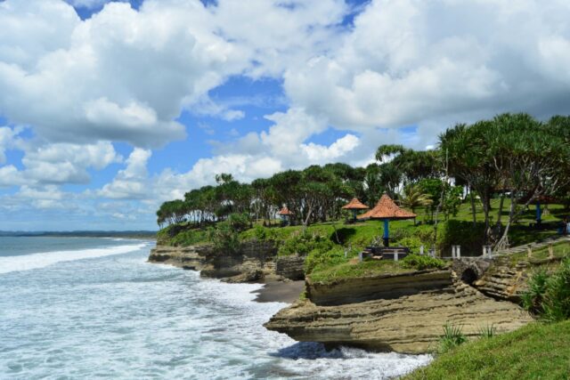 Wisata alam pantai yang bisa anda kunjungi untuk jelajahi Pangandaran saat liburan.