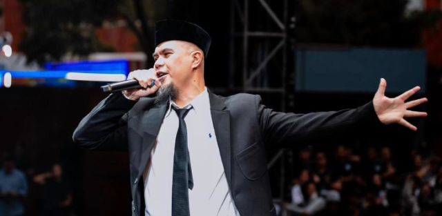 Musisi senior Ahmad Dhani pastikan Aldi Taher jadi calon vokalis band TRIAD bersama Bams dan Giring.