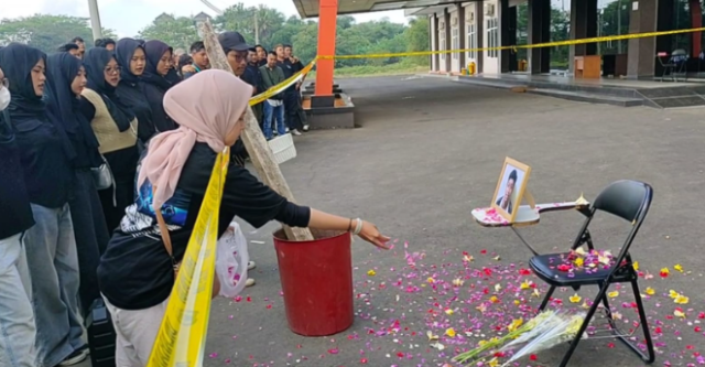 Mahasiswa Unper tabur bunga di lokasi mahasiswa baru Unper meninggal tertimpa material kampus, Selasa 3 September 2024.