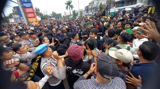 Mahasiswa dan aktivis pergerakan Tasik bersatu. Mereka berdemonstrasi di depan Mapolres Tasikmalaya Kota, Rabu 4 September 2024.