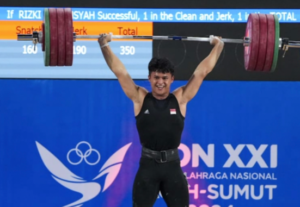 Rizki Juniansyah memecahkan rekor PON dan meraih medali emas angkat besi di PON untuk Provinsi Banten di kelas nomor 89 kg.