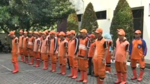 Ke depan lulusan SD bisa langsung kerja jadi petugas kebersihan. Yang penting bisa bekerja.