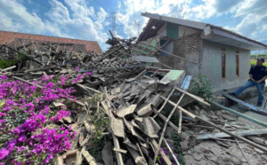 Rumah dan bangunan porak poranda akibat efek gempa bumi di Bandung dan Garut dengan Magnitudo 5.0 SR Rabu 18 September 2024.