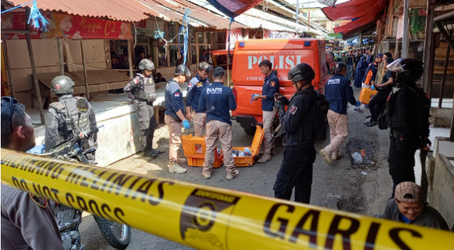 Tim gabungan dari Inafis Polres Tasikmalaya dan Polres Tasikmalaya Kota melakukan olah TKP di Pasar Cikurubuk Kota Tasikmalaya, Kamis 19 September 2024 sore.