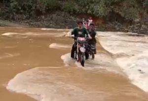 Warga Tasikmalaya terabas derasnya Sungai Citanduy di Kecamatan Cipatujah Kabupaten Tasikmalaya.