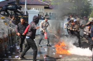 Polres Pangandaran siap amankan Pilkada 2024. Mereka melaksanakan Simulasi kontijensi Simulasi Sistem Pengamanan Kota (Sispamkota).